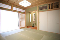江川建築におまかせして頂いた和室は家とのバランスを考えつつもサオ天井・二重廻り縁といった本格的な和室に