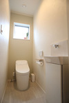 コンパクトな手洗付のトイレにはパッと見てはわからない埋込収納！壁紙を貼ったプッシュ式の扉で見た目すっきり