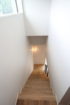 ２階から見たリビング階段は高窓から光が入って白い壁と床板のコントラストがキレイ♪