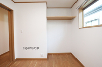 子ども部屋①夫婦寝室と同じく収納はスペースとして枕棚とハンガーパイプの仕様になっています
