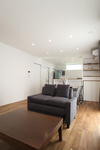 リビングダイニングは土地の広さを十分に活用した東西に長い部屋にして、天井いっぱいの掃き出し窓や天井付けの高窓で光あふれるあたたかい空間になっています。