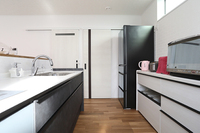 ゆったりとしたキッチンの作業スペースは正面に見える扉が洗濯脱衣室とパントリーとなっていて家事負担を減らす間取りになっています。