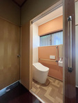 工事後：トイレは家電屋さんにお勤めのご主人さんの支給品・床のバリアフリー化、入口の２枚連動引戸、Ｌ型手摺、跳ね上げ手摺、清掃性の良い床材など介護保険の項目にしっかりと該当