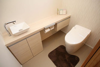 造作家具②トイレカウンター
当たり前ですが壁から壁までぴったり手洗ボール・水栓・タオル掛けまで細かく打合せして造作しました
