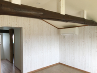 寝室

天井高を確保するために小屋裏の空間を利用しています、化粧の丸太梁が隠れ家的な雰囲気を出しています。