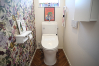 ２階トイレは家族専用のリラックススペース？空間づくりのお手伝いはしましたが、それ以外にちょっとした絵や雑貨の置き方にセンスが感じられます