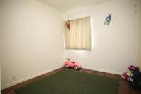 子ども部屋、シンプルな空間にほど良く置かれた雑貨やラグがいい感じです