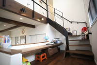 スキップフロアは子どもの勉強スペースとPCコーナー、アイアンに見える階段はササラをつや消しで黒く塗った木製階段
