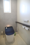 １階トイレ
全面メラミン張りのトイレ空間はとっても清掃性の良い清潔空間、トイレの蓋が
アクセントになったシンプルだけど毎日使うのが楽しみなトイレ