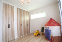 子ども室１
全て南向きの部屋配置なので個室も光あふれるあたたかいお部屋です