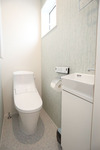 清潔感のある２階のトイレ空間、こちらのトイレもオーソドックスな手洗別のトイレ
