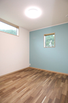 子ども室【男の子】×Blue
お兄ちゃんの部屋は男の子らしいブルーの配色ですが、淡い色を使っているので床との相性もピッタリ
クローゼットは部屋が片付くように折戸を設置